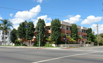 14601 Burbank Blvd in Van Nuys, CA - Building Photo - Building Photo