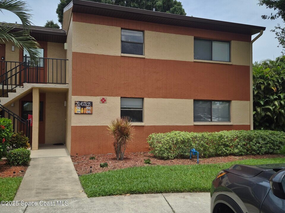 2425 Golf Lake Cir in Melbourne, FL - Building Photo