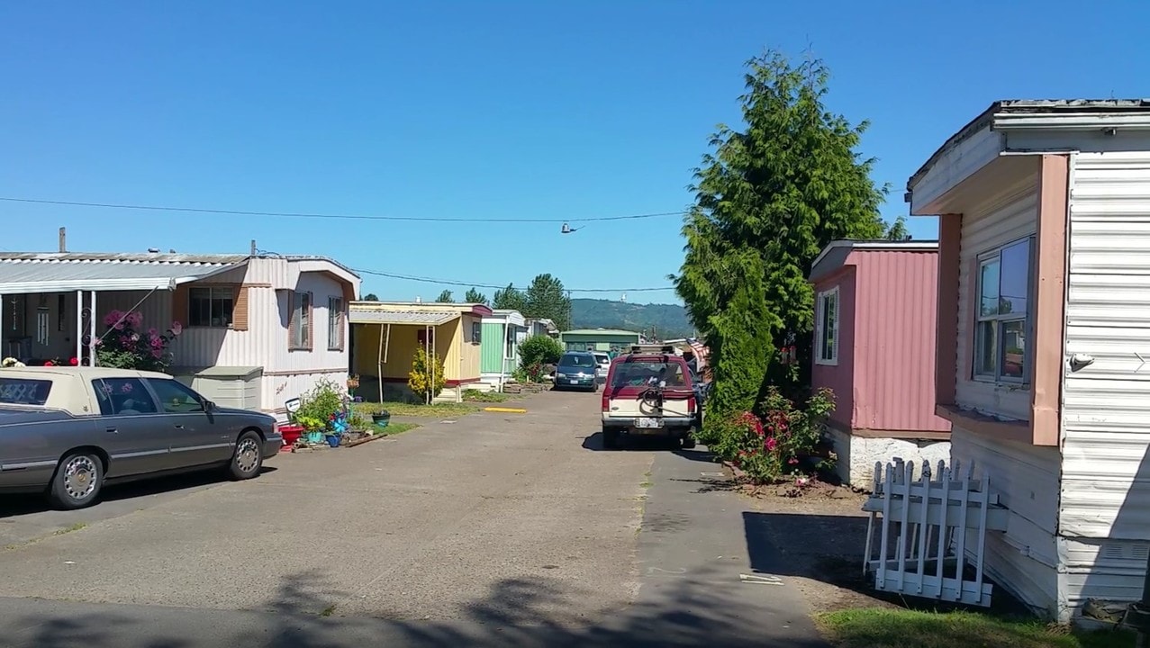 Columbia Trailer Court in Longview, WA - Foto de edificio