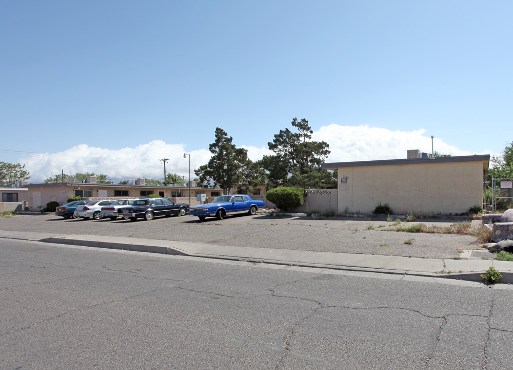 240 Charleston St NE in Albuquerque, NM - Building Photo