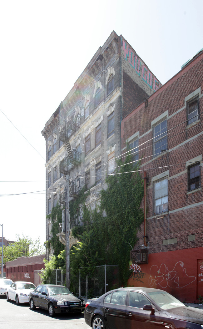 31 Bartlett St in Brooklyn, NY - Building Photo - Building Photo