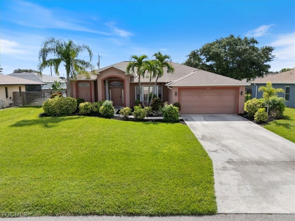 4313 SW 1st Pl in Cape Coral, FL - Building Photo