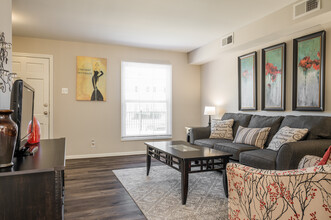 Warson Village Townhomes in Creve Coeur, MO - Building Photo - Interior Photo