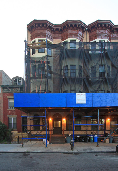 37 Kingston Ave in Brooklyn, NY - Foto de edificio