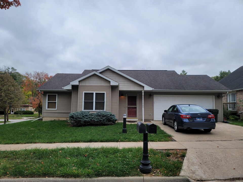 800 Longfellow Pl, Unit Longfellow Place in Iowa City, IA - Building Photo