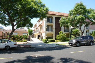 225 N Isabel St in Glendale, CA - Building Photo - Building Photo