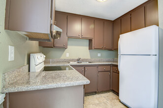 Wind Creek Apartments in Sacramento, CA - Building Photo - Building Photo