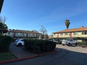 Manzanita Manor Apartments in Redding, CA - Foto de edificio - Building Photo