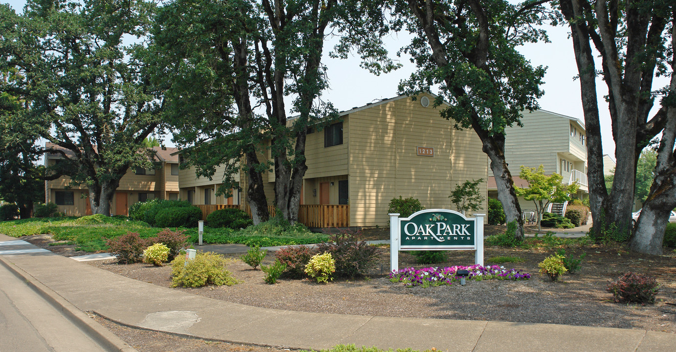 Oak Park Apartments in Corvallis, OR - Building Photo