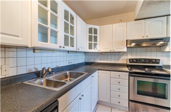 1390 Ocean Dr-Unit -404 in Miami Beach, FL - Building Photo - Building Photo