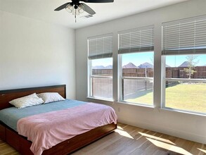 1865 Leo Dr in Van Alstyne, TX - Foto de edificio - Building Photo