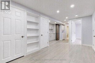 2049 Blue Ridge Crescent in Pickering, ON - Building Photo