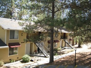 Oakhurst Apartments in Oakhurst, CA - Building Photo - Building Photo