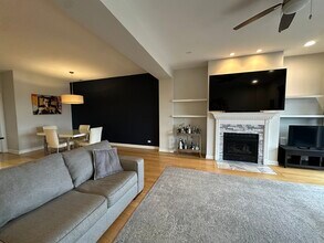 2402 W McLean Ave in Chicago, IL - Building Photo - Building Photo