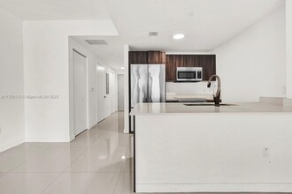 488 NE 18th St, Unit 3105 in Miami, FL - Building Photo - Building Photo