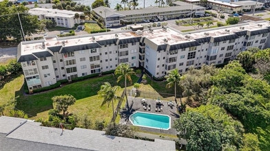 941 Crystal Lake Dr in Pompano Beach, FL - Building Photo - Building Photo