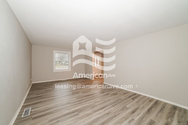 6619 N Greenmont Rd in Peoria, IL - Foto de edificio - Building Photo