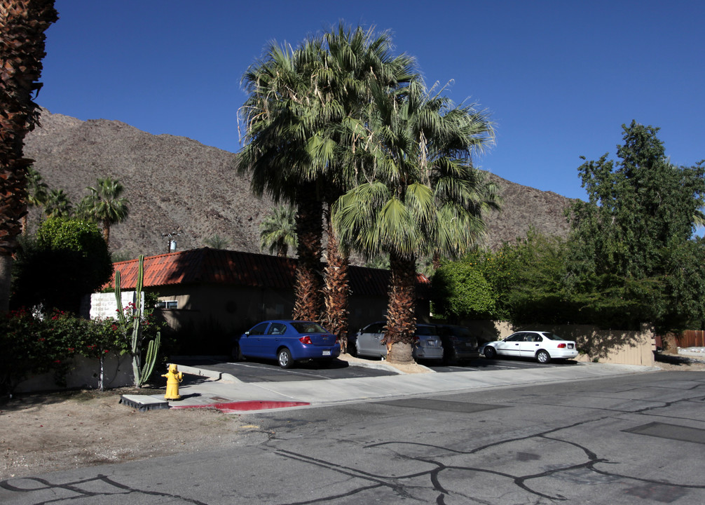 275 S Lugo Rd in Palm Springs, CA - Building Photo