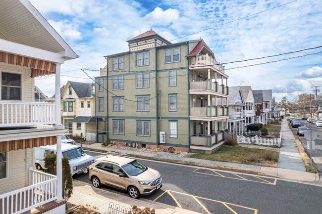 18 Atlantic Ave in Ocean Grove, NJ - Foto de edificio - Building Photo