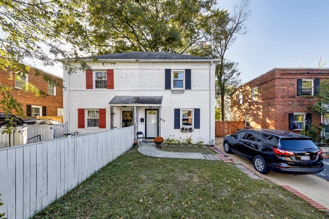 property at 822 S Ivy St