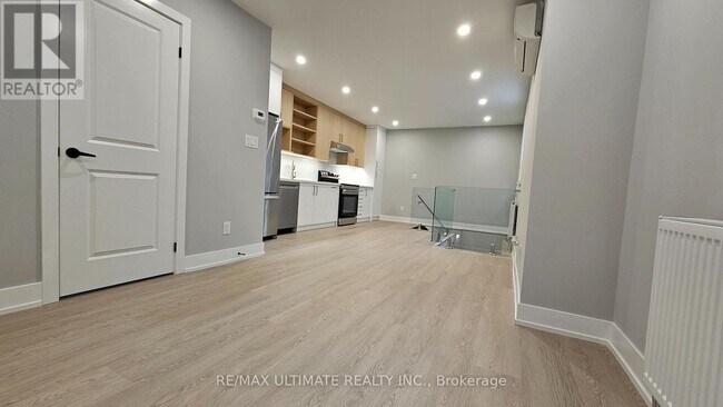 351 Blackthorn Ave in Toronto, ON - Building Photo - Building Photo