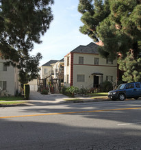 2033 N Vermont Ave in Los Angeles, CA - Building Photo - Building Photo