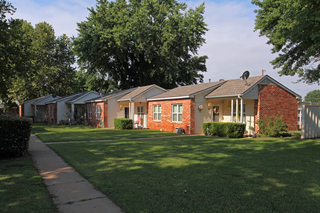 412 E Bond St in Tuttle, OK - Building Photo