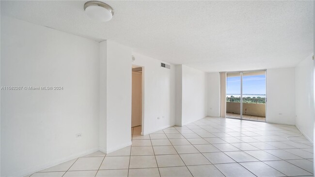 5555 Collins Ave, Unit 14T in Miami, FL - Foto de edificio - Building Photo