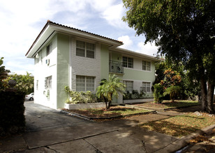 30 Phoenetia Ave in Coral Gables, FL - Foto de edificio - Building Photo