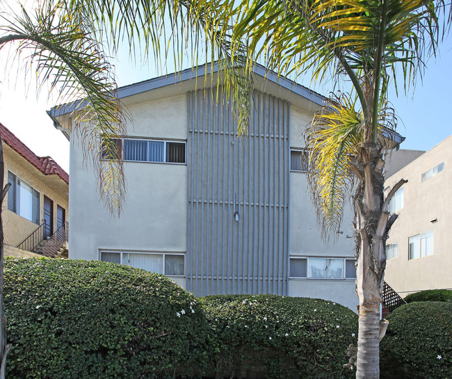 4463 Mentone St in San Diego, CA - Foto de edificio - Building Photo