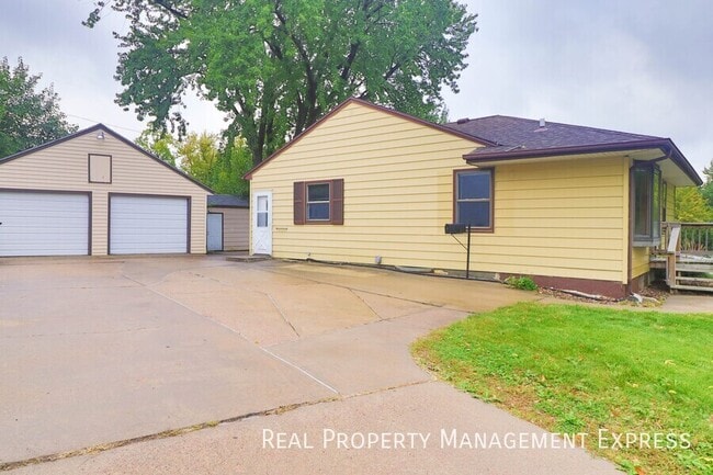 3 Bed Home w/ Large Garage in Sioux Falls, SD - Building Photo - Building Photo