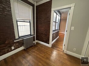 East 13th Street in New York, NY - Foto de edificio - Building Photo