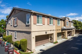 Cross Creek Townhomes in Hayward, CA - Foto de edificio - Building Photo