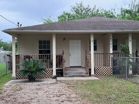 4721 9th St in Bacliff, TX - Building Photo
