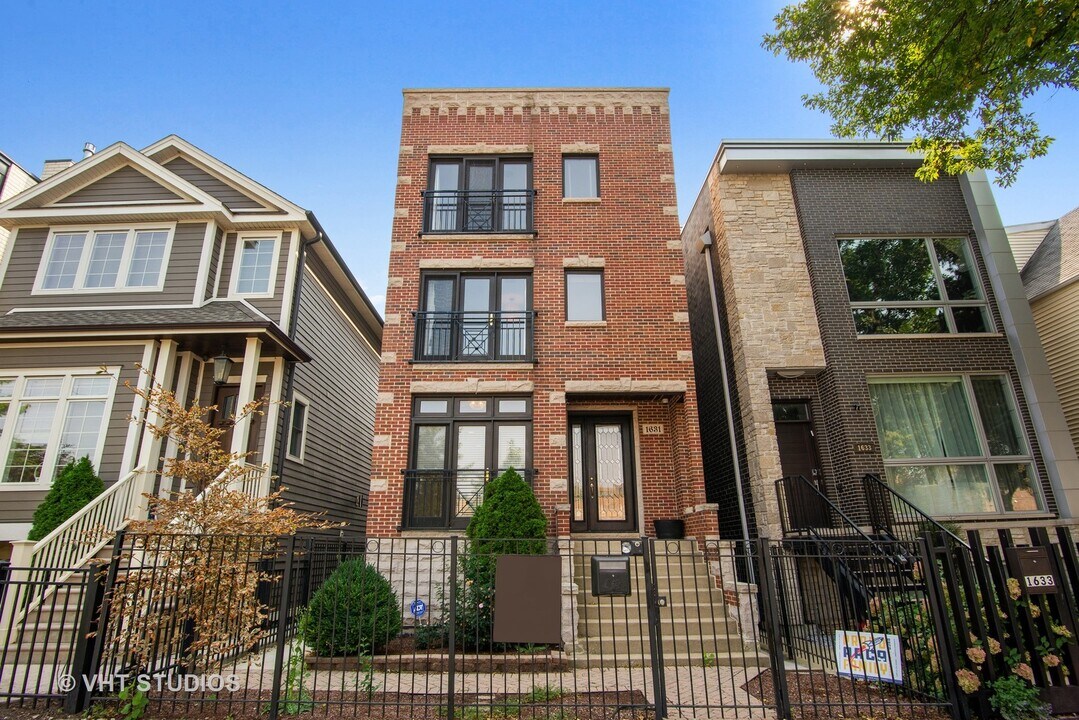 1631 W Wolfram St in Chicago, IL - Building Photo
