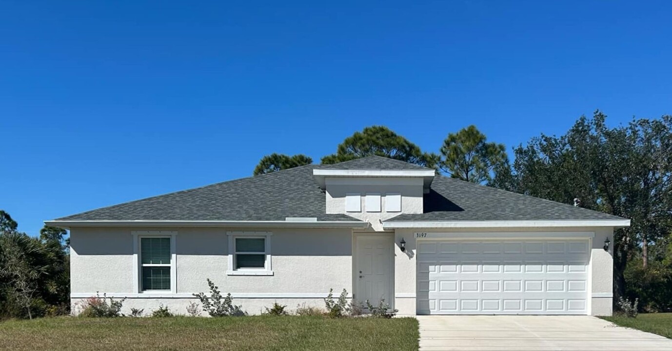 3197 N Chamberlain Blvd in North Port, FL - Building Photo