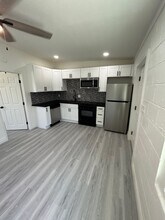 210 W Monroe Ave, Unit A in Las Vegas, NV - Foto de edificio - Building Photo