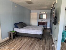 333 W Osceola Ln in Cocoa Beach, FL - Building Photo