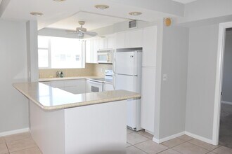 1236 Hillsboro Mile in Hillsboro Beach, FL - Foto de edificio - Building Photo