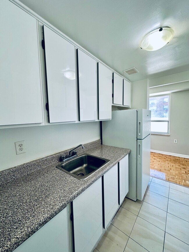 1537 WILLOWS APARTMENTS in Toronto, ON - Building Photo - Building Photo