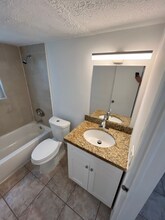 717 NE 10th Ave in Boynton Beach, FL - Foto de edificio - Building Photo