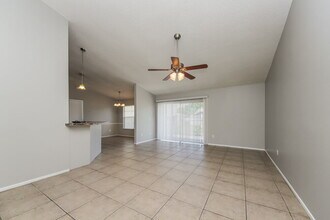 1015 Elizabeth Ridge Ct in Kissimmee, FL - Foto de edificio - Building Photo