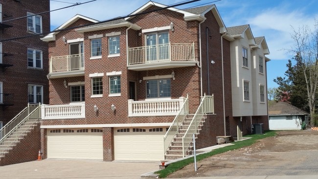 11-17 W Washington Pl in Palisades Park, NJ - Foto de edificio - Building Photo