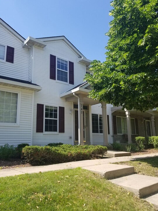 742 County Line Rd in Aurora, IL - Building Photo