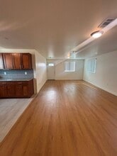 127 W 93rd St in Los Angeles, CA - Foto de edificio - Building Photo