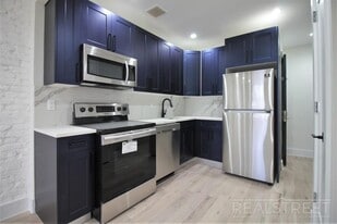 Knickerbocker Ave, Unit 2B in Brooklyn, NY - Building Photo