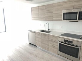 121 NE 34th St, Unit 2910 in Miami, FL - Building Photo