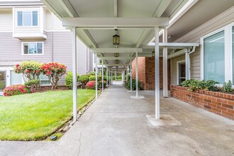 Crossroads Garden Apartments in Bellevue, WA - Foto de edificio - Building Photo