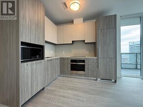 65 Broadway Ave in Toronto, ON - Building Photo - Building Photo