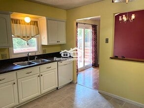 8008 Regent Ave N in Minneapolis, MN - Foto de edificio - Building Photo